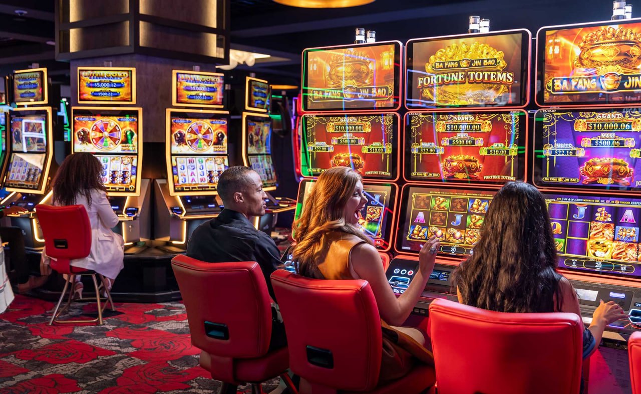 Live-dealer chat interface showing player messages and dealer responses
